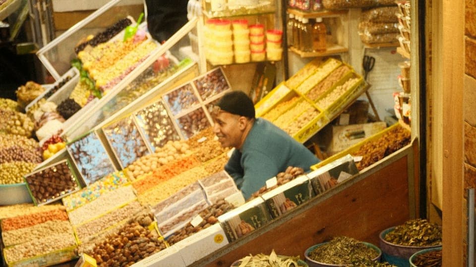 Étal de commerce traditionnel marocain, épices et produits locaux