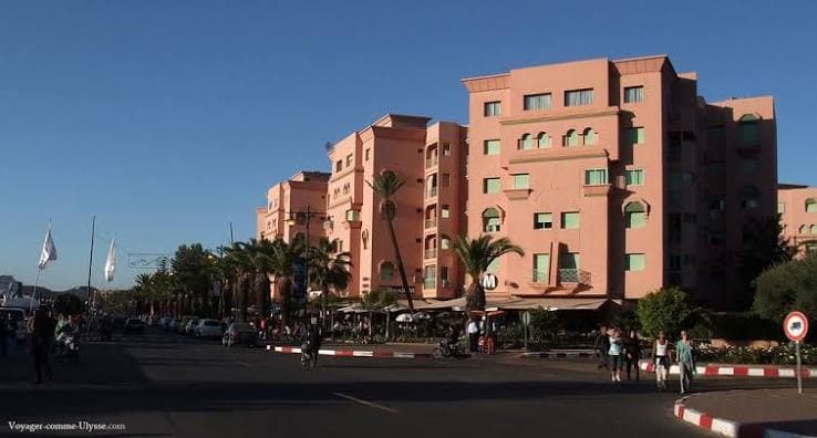 Immeuble résidentiel rose typique de Marrakech